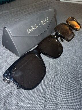 Diff Eyewear Black Sunglasses with Case